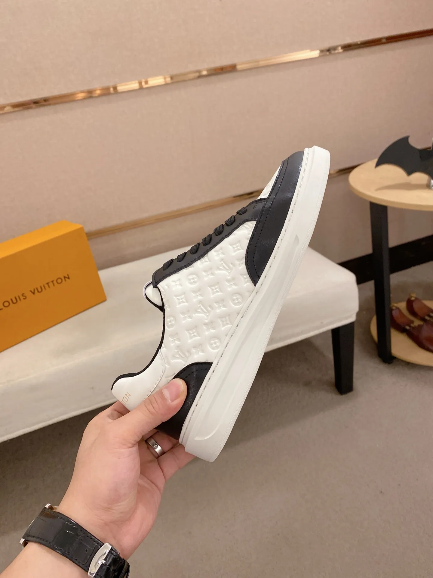 Men's shoes💰:420💰🇮🇹🇮🇹LV Louis Vuitton. The latest trendy casual shoes are popular in physical stores in sizes 38-44. New spring and summer comfortable imported custom original cowhide, unique jacquard fabric element design. Paired with sheepskin lining, Lv original bottom, [taiyang][taiyang] high-end packaging and high quality💪Details determine the quality, you can enter and leave the counter at will, welcome to compare🇮🇹